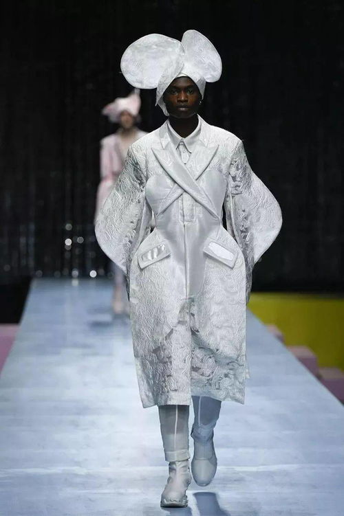 安特衛(wèi)普迷幻美學 當服裝如花綻放的黑暗浪漫主義